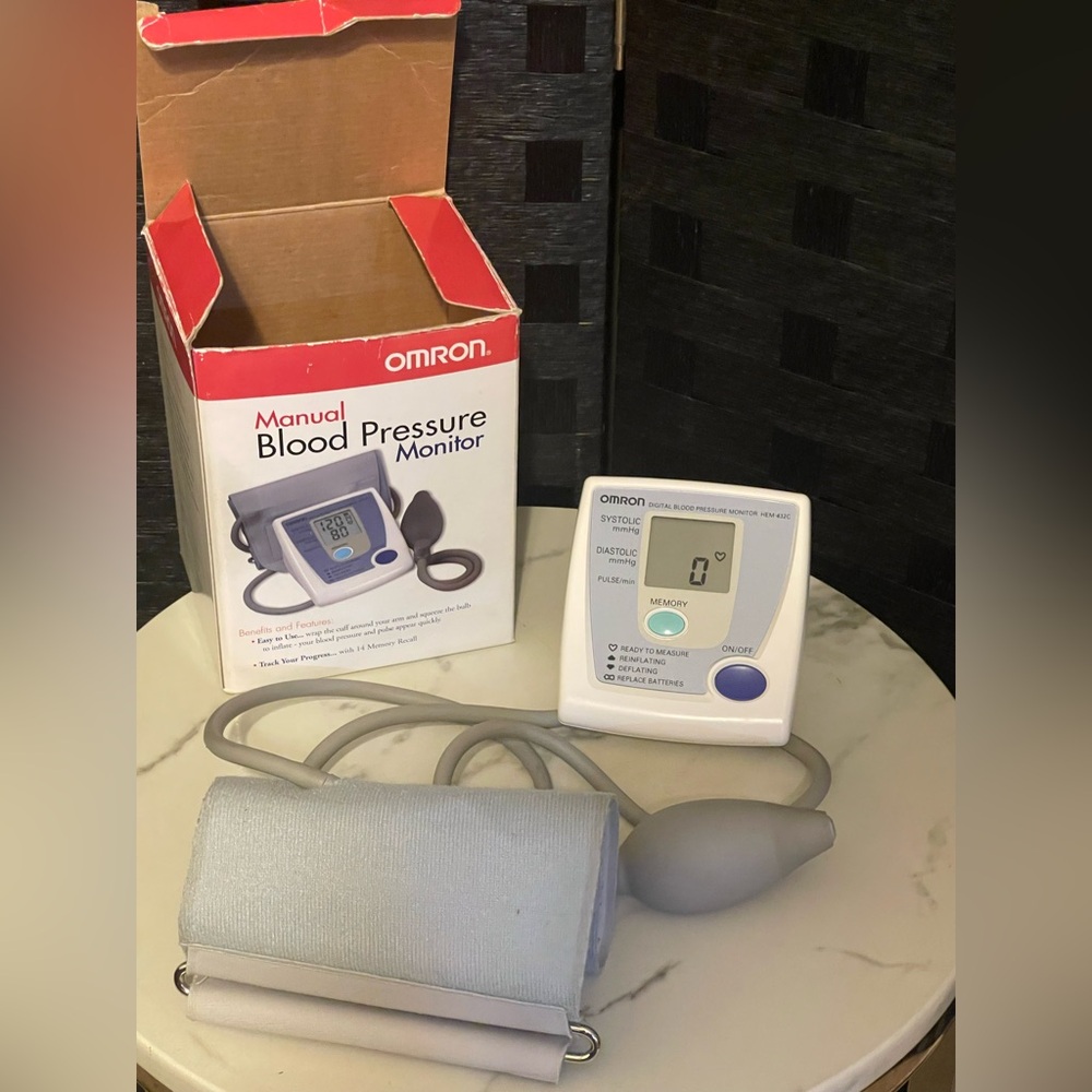 Omron HEM-712CN2 Automatic Blood Pressure Monitor new batteries included